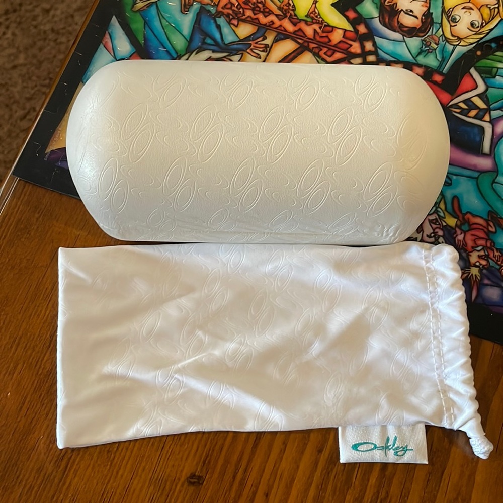Oakley clam shell case and drawstring bag
